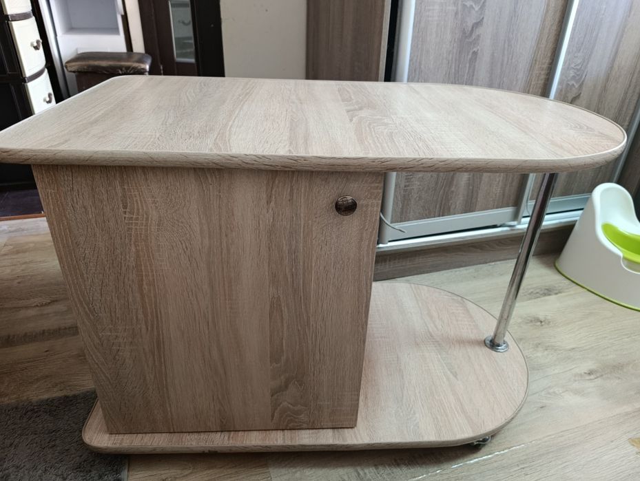 Стіл журнальний на колесах