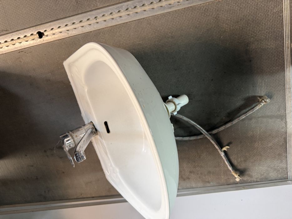 Унітаз та умивальник