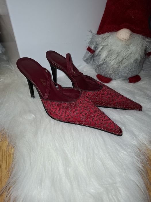 Bordowe szpilki z koralikami