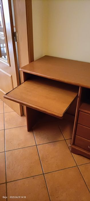 Secretária de quarto