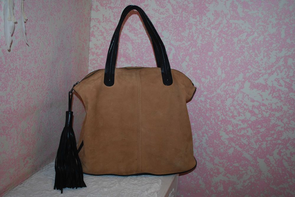 Три дамские сумочки,в хорошем состоянии.