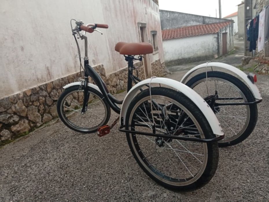 Bicicleta três rodas nova.