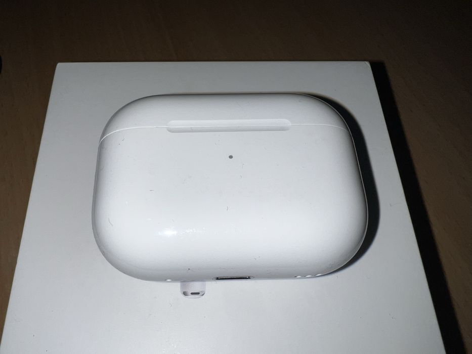 AirPods Pro 2 - Зарядний кейс, аксесуари