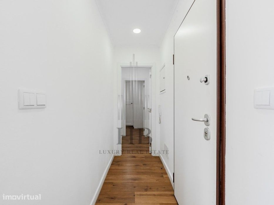 T2 Moderno e Remodelado com Varanda Fechada | Fogueteiro|Seixal