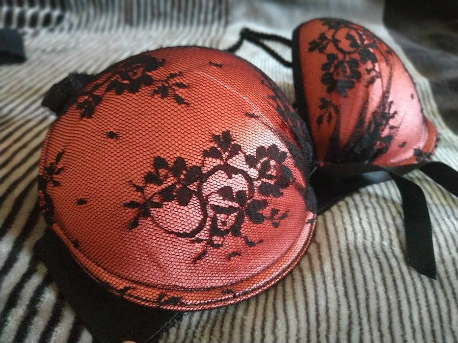 Комплект нижнего белья трусики лифчик пушап стринги набор