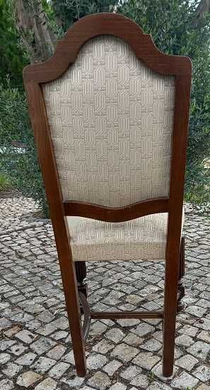 Cadeira clássica de sala de jantar.