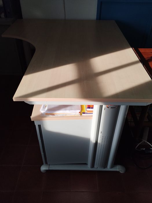 Secretária em L com módulo de 3 gavetas.64740300180739123