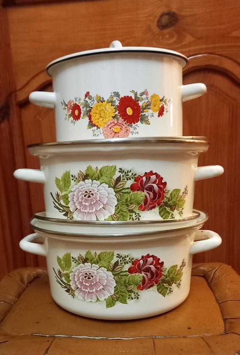 каструлі ,миски,друшляк, ковшик,блюдо емальовані