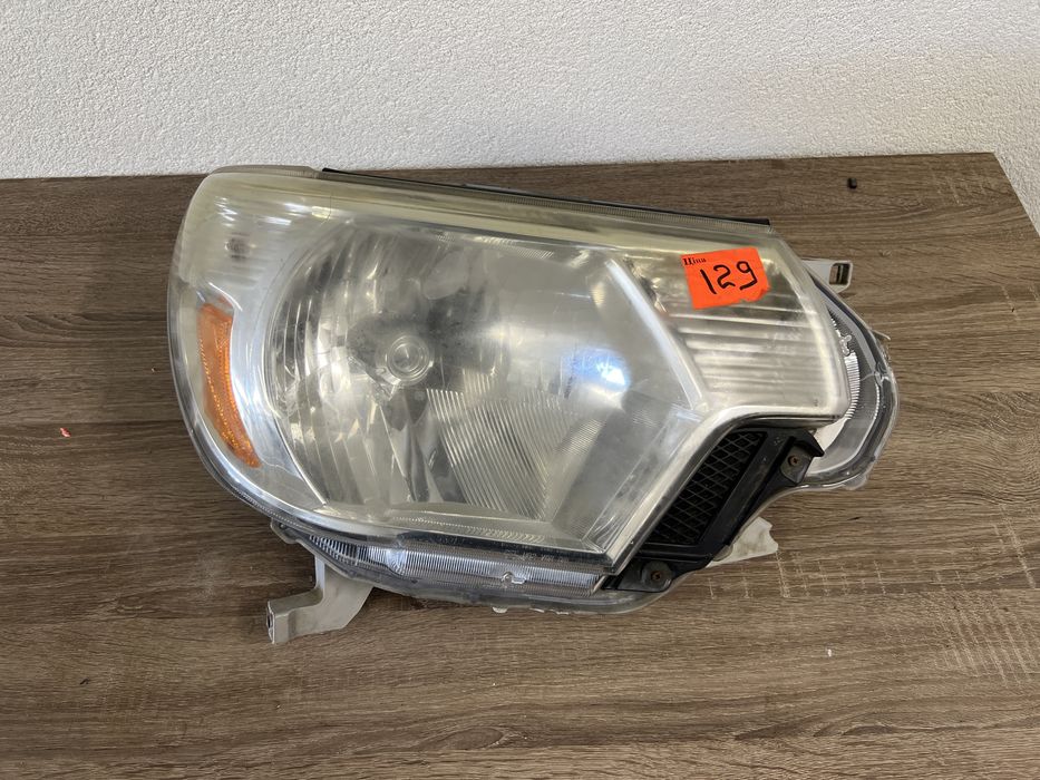 Фара права Toyota Tacoma 2012 2013 2014 2015 в наявності.