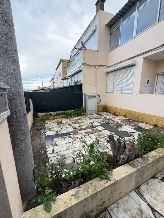 Moradia T3 com Quintal em Camarate