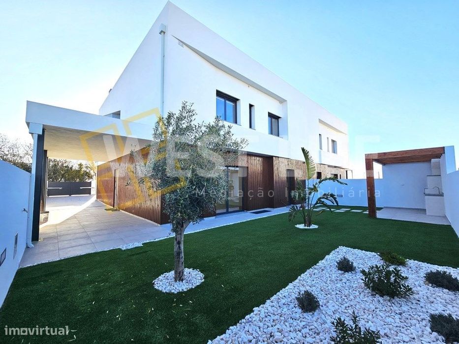 Arquitetura Contemporânea - NOVA - Moradia T4 com três suítes junto...