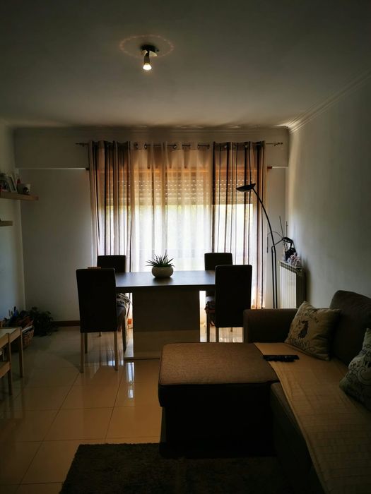 Mesa de jantar extensível + 4 cadeiras e capas — 145 €
