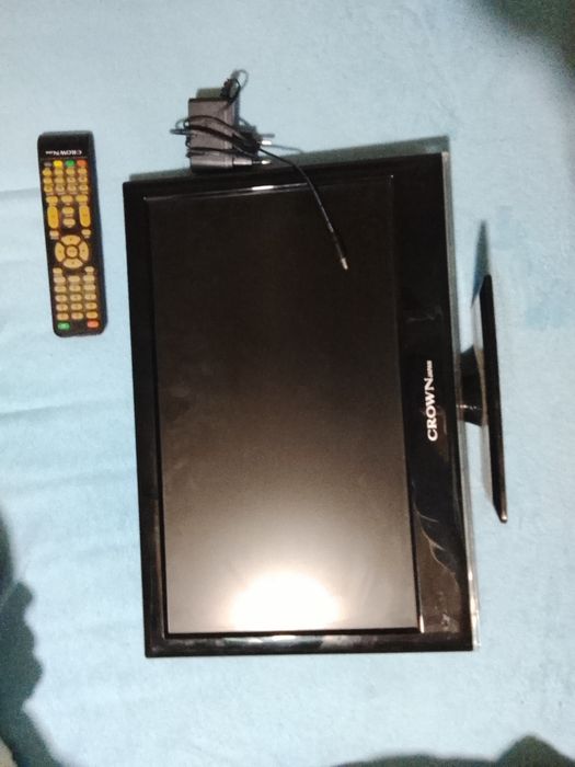 Vendo TV com comando e cabo de ligar a TV