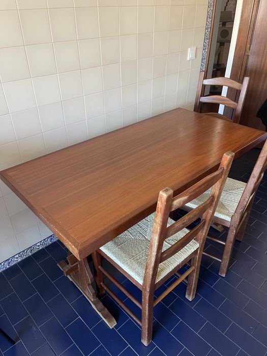 Mesa de cozinha em madeira com 4 cadeiras
