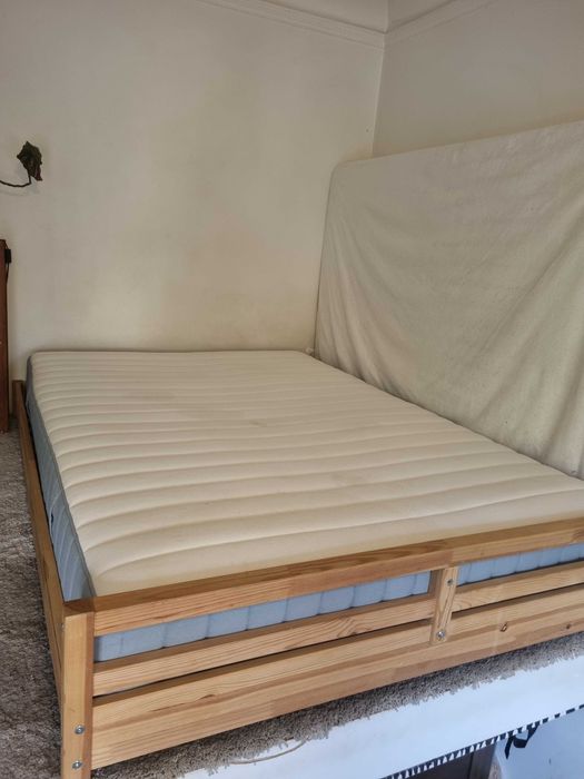 Cama e colchão casal.