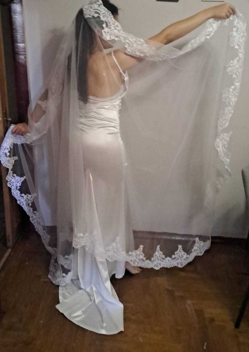 Весільна сукня, атласна, розмір S.