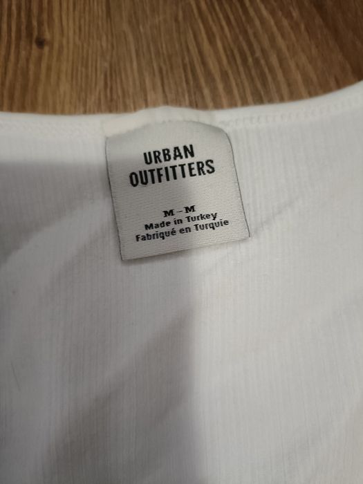 Dwa topy, bluzki Zara i Urban Outfitters