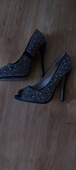Туфлі на шпильці