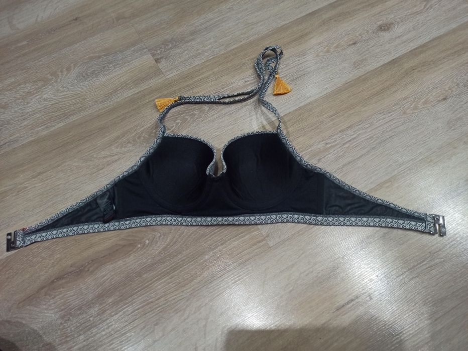 Biustonosz, góra od stroju kąpielowego.  Marki Next. 34 B, Eur 75 B.