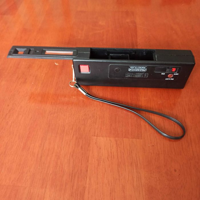 Kolekcjonerski, analogowy aparat fotograficzny Pocket Flash Camera.