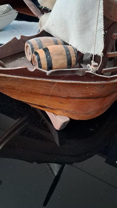 Barco artesanal tipo rebelo com pipas