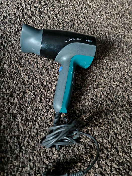 Secador cabelo em pleno funcionamento