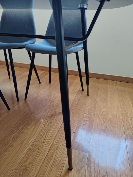 Mesa sala com quatro cadeiras