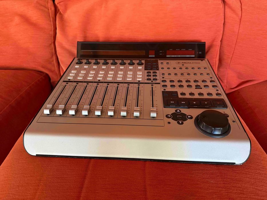 SUPERFÍCIE DE CONTROLO MACKIE para digital audio workstation