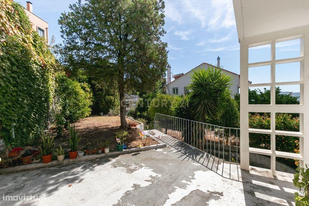 Terreno de 956m2 com duas moradias em Alcântara, Lisboa, uma T4 e T3