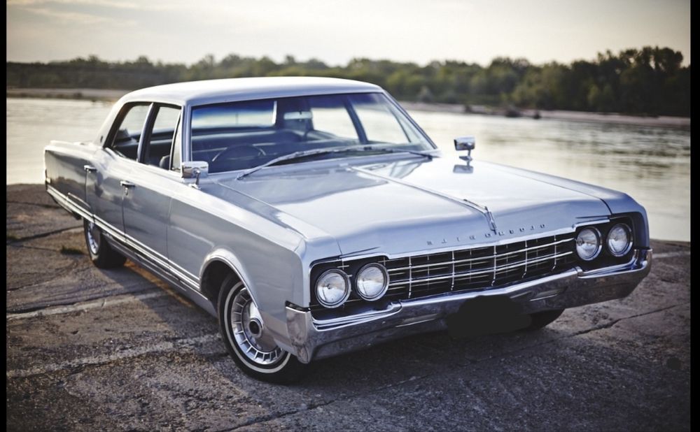 Samochód do ślubu Oldsmobile 98 z 1965 roku.