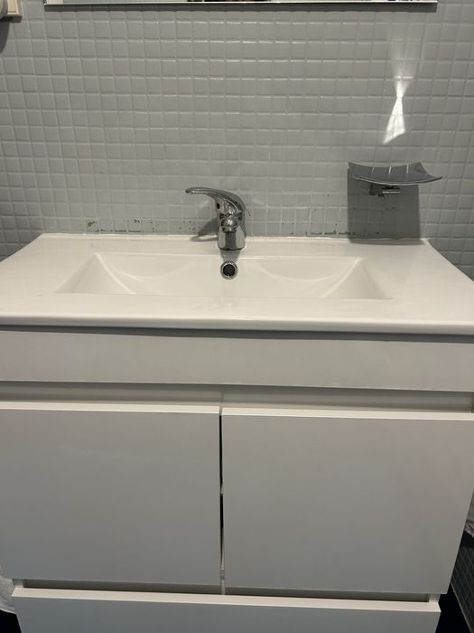 Armario casa de banho como novo 70 larg 35 comp e 84 alt com os pes