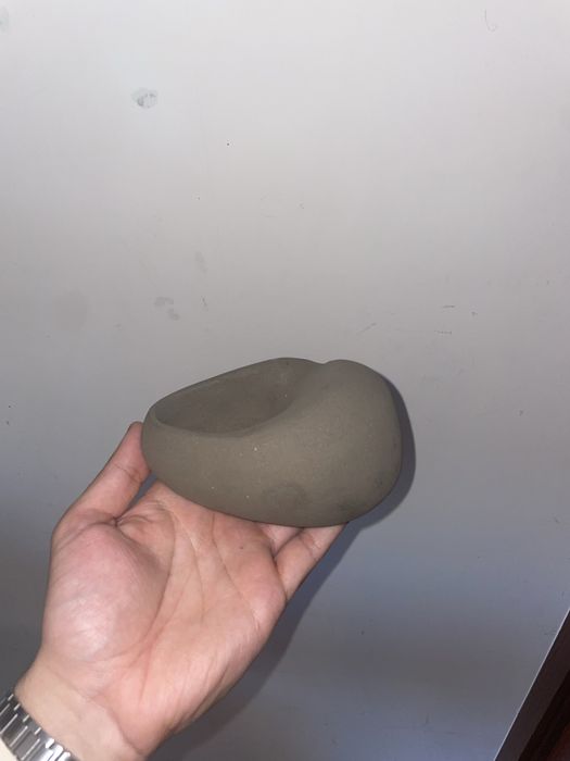 Cinzeiro feito à mao em ceramica negra