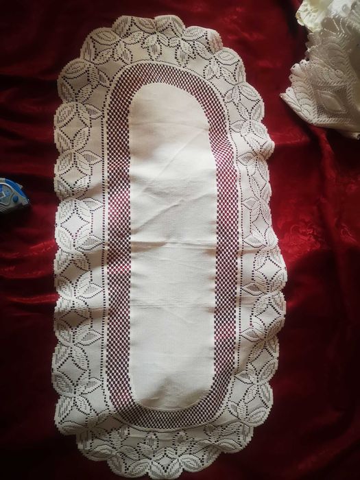 Obrusy białe ozdobne