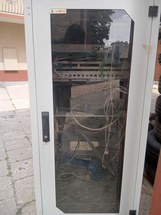 Szafa sieciowa Conteg razem z przełącznikami i wszystkim ze zdjęcia