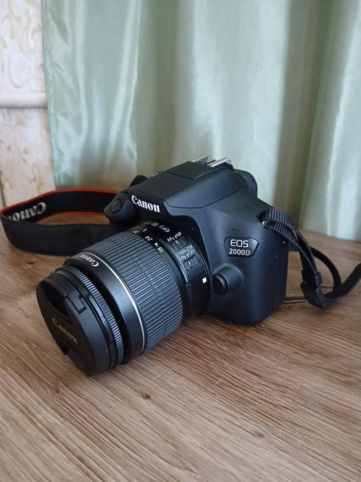 Canon EOS 2000D + об'єктив Canon EF-S 18–55mm IS