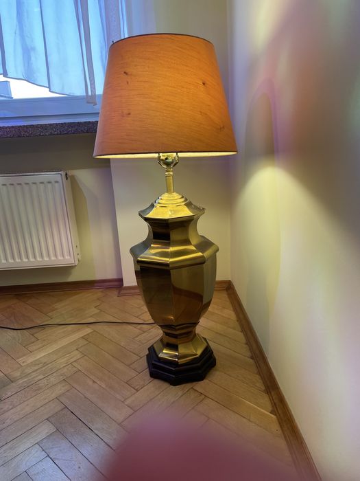 Lampa stojaca na metalowym korpusie