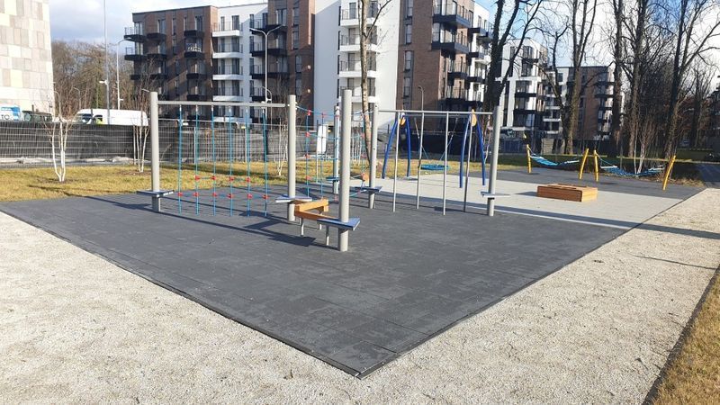 Bezpieczna nawierzchnia z atestem. Plac zabaw siłownia crossfit, ogród