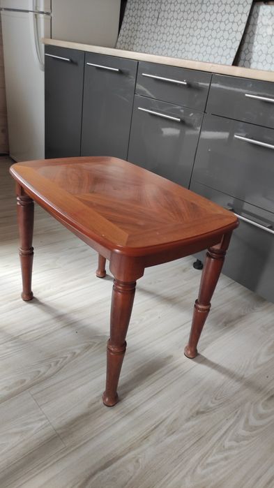 Mały stolik kawowy lub dla dziecka z toczonymi nogami.  Niski - wysoko