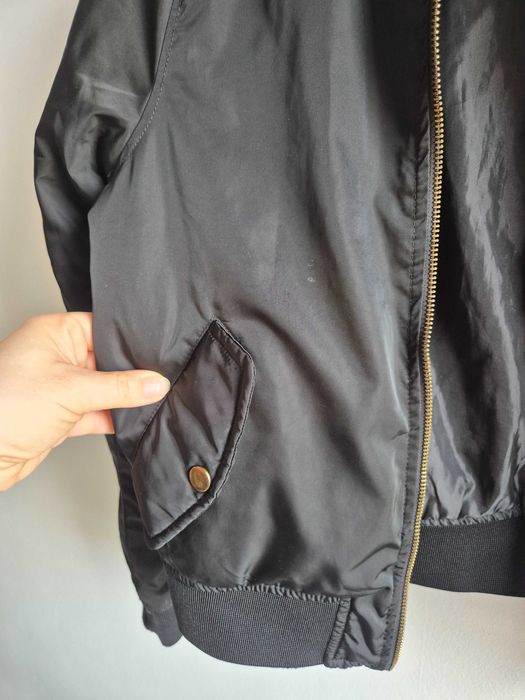 Czarna kurtka bomberka Pull & Bear S miedziane elementy