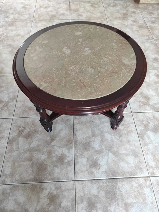 Mesa de centro redonda com tampo de pedra e madeira trabalhada