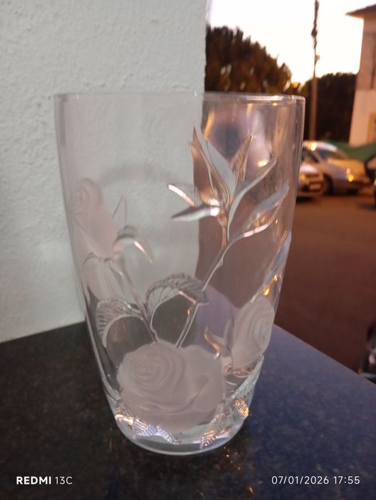 Jarra com rosas em relevo
