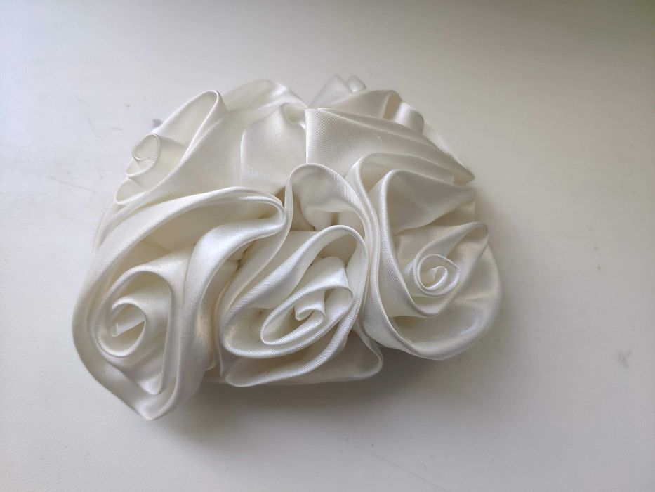 Тканевый цветок, бант, брошь, декор, белый атлас, розы