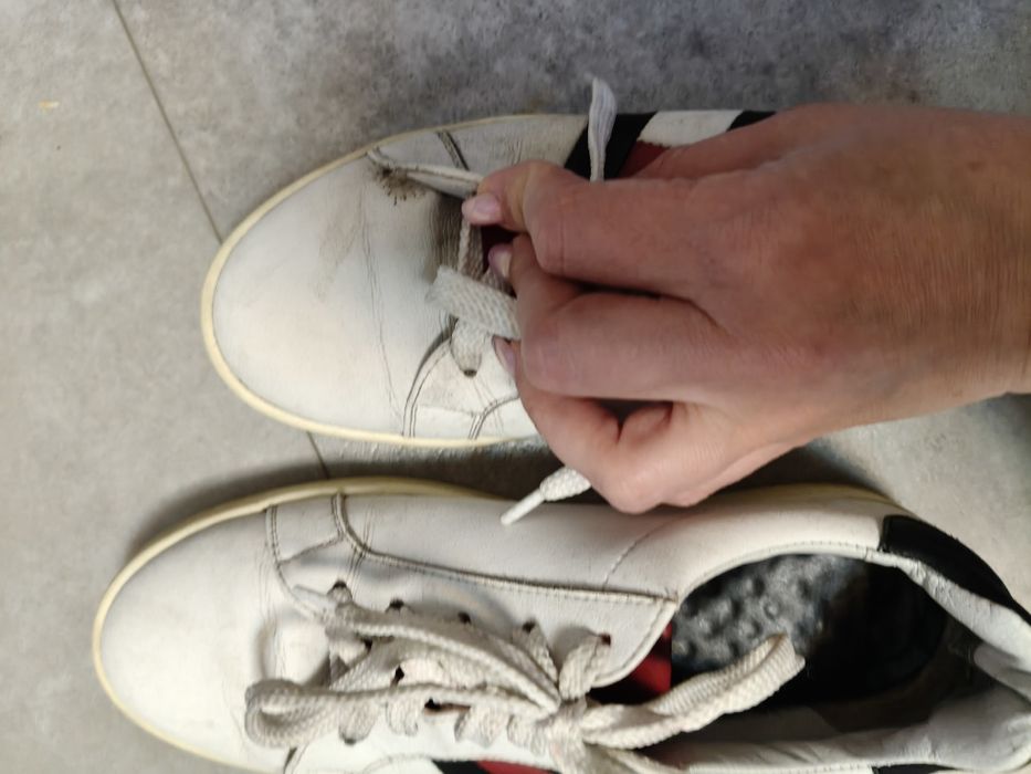 Віддам кросівки безкоштовно