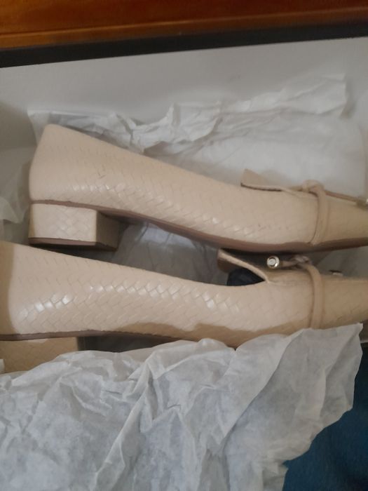 Sapatos, novos, femeninos, número 38. Marca: Ángel Alarcón,