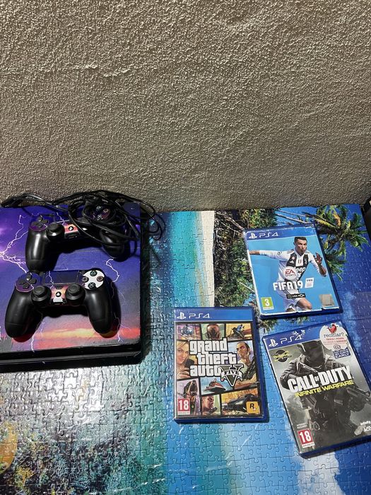 Vendo ps4 com 2 comandos e 3 jogos