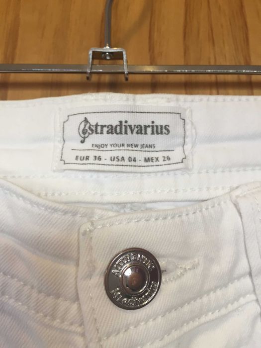 Conjunto calça branca stradivarius e top às riscas