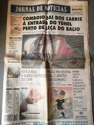 Jornais e revistas antigas. São mais de 35 peças