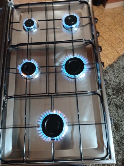 Vendo fogão porta botija, com 5 bocas e forno a gás.  Como novo.