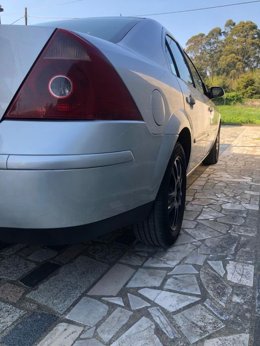 Ford Mondeo 2.0 TDCi Ghia (2001) – Muito Estimado, Bancos em Couro e Teto Panorâmico