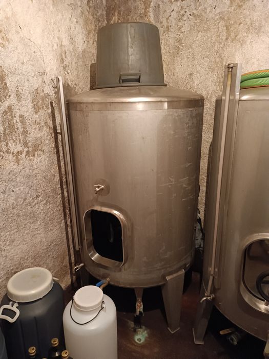 Cubas de vinho em inox